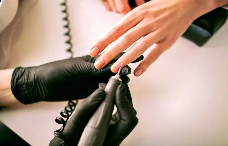 Çivril’de Kadınların Yeni Gözdesi: Protez Tırnak Uygulamaları